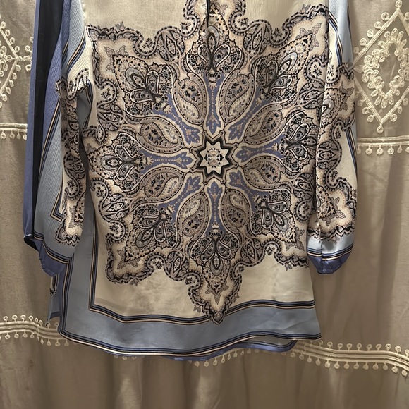 Medium lightweight half sleeve top from nyc company - Picture 6 of 9